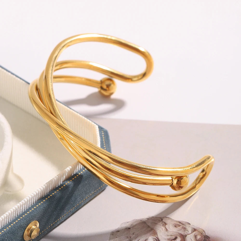 Pulsera brazalete entrecruzado en acero dorado