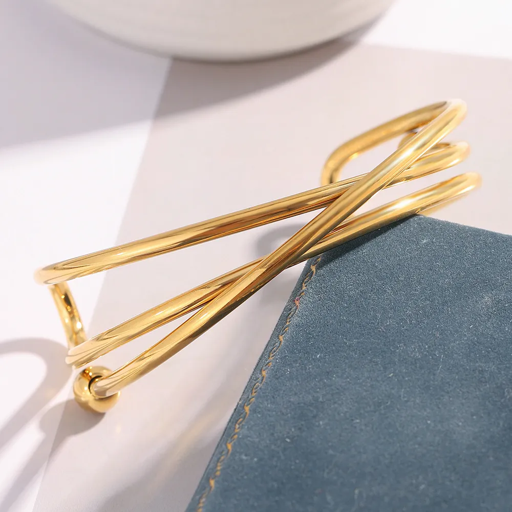 Pulsera brazalete entrecruzado en acero dorado