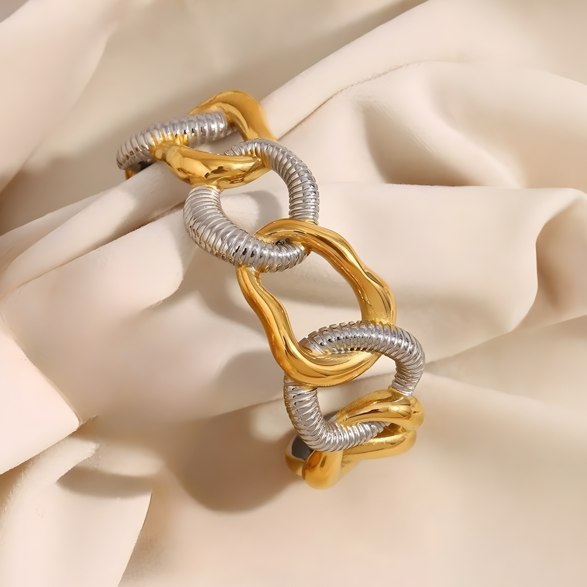 Pulsera de eslabones bicolor en acero dorado