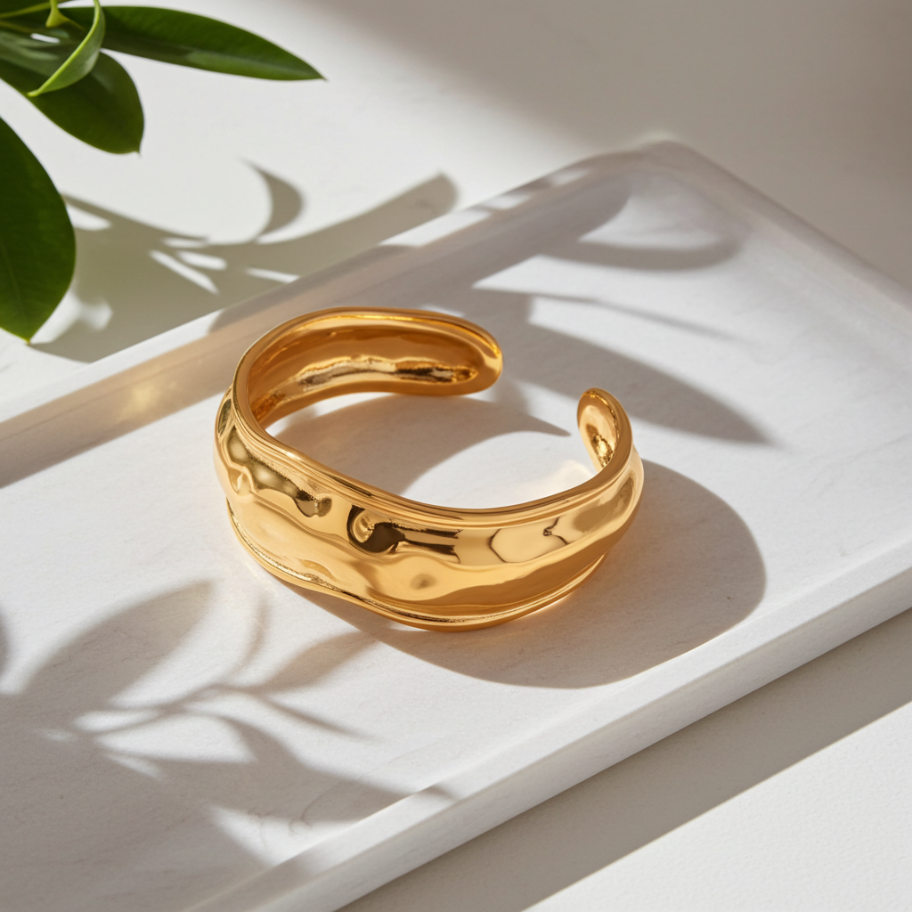 Pulsera brazalete de ondas orgánicas en acero dorado