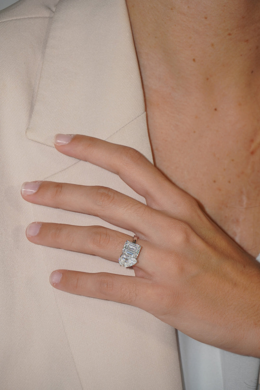 Mano con anillo de compromiso de moissanita BRIORA