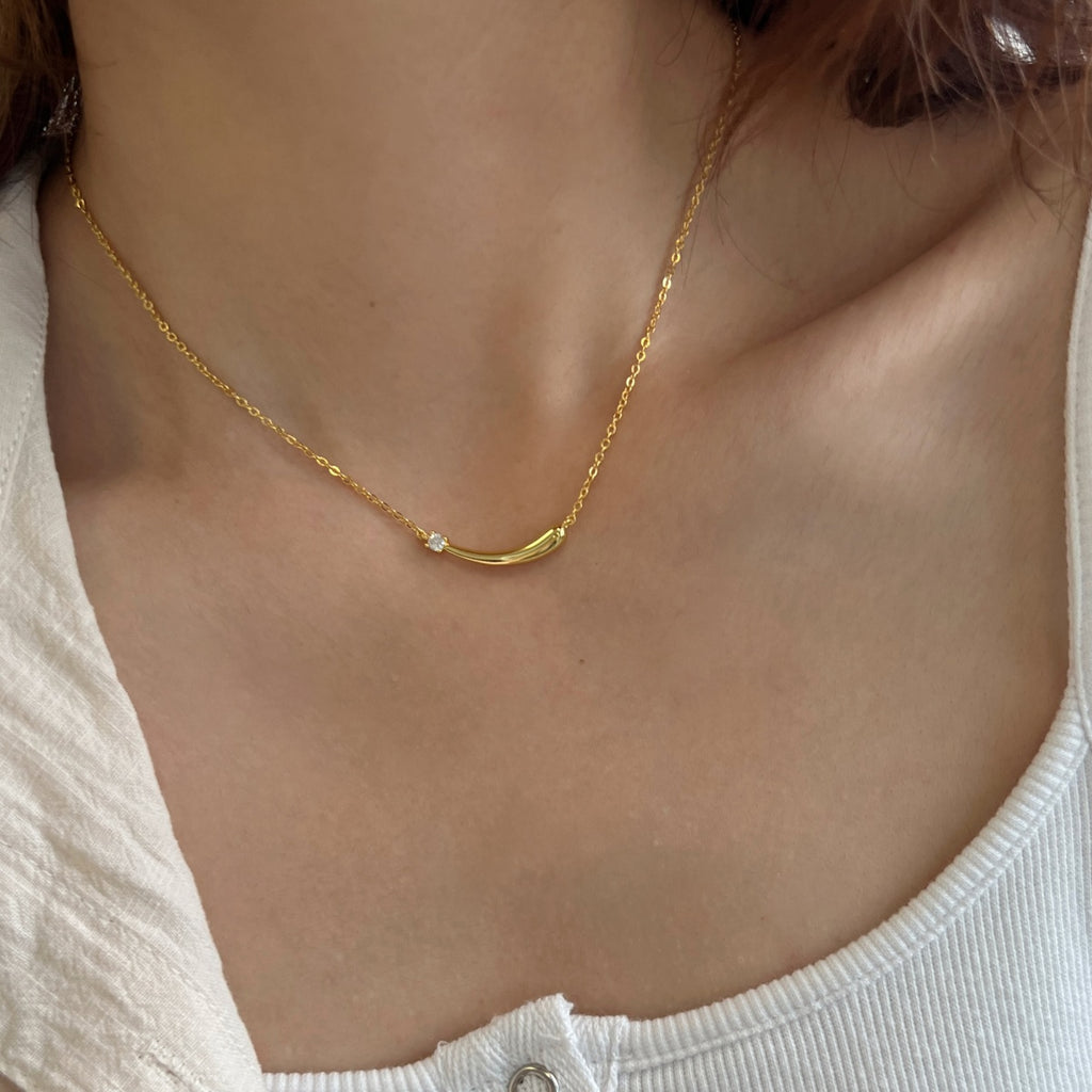 Collar con barra curva de moissanita 0,1 ct dorado