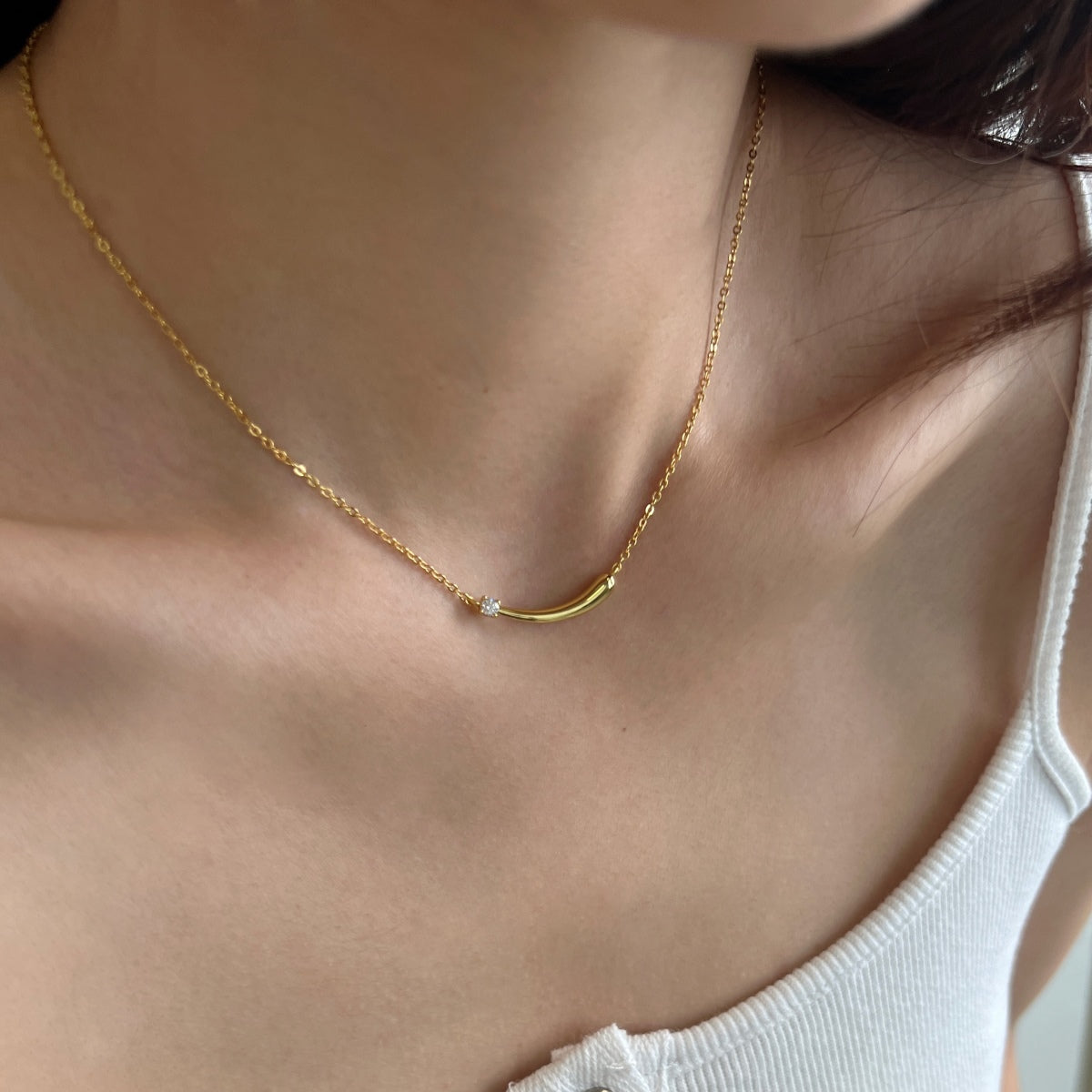 Collar con barra curva de moissanita 0,1 ct dorado