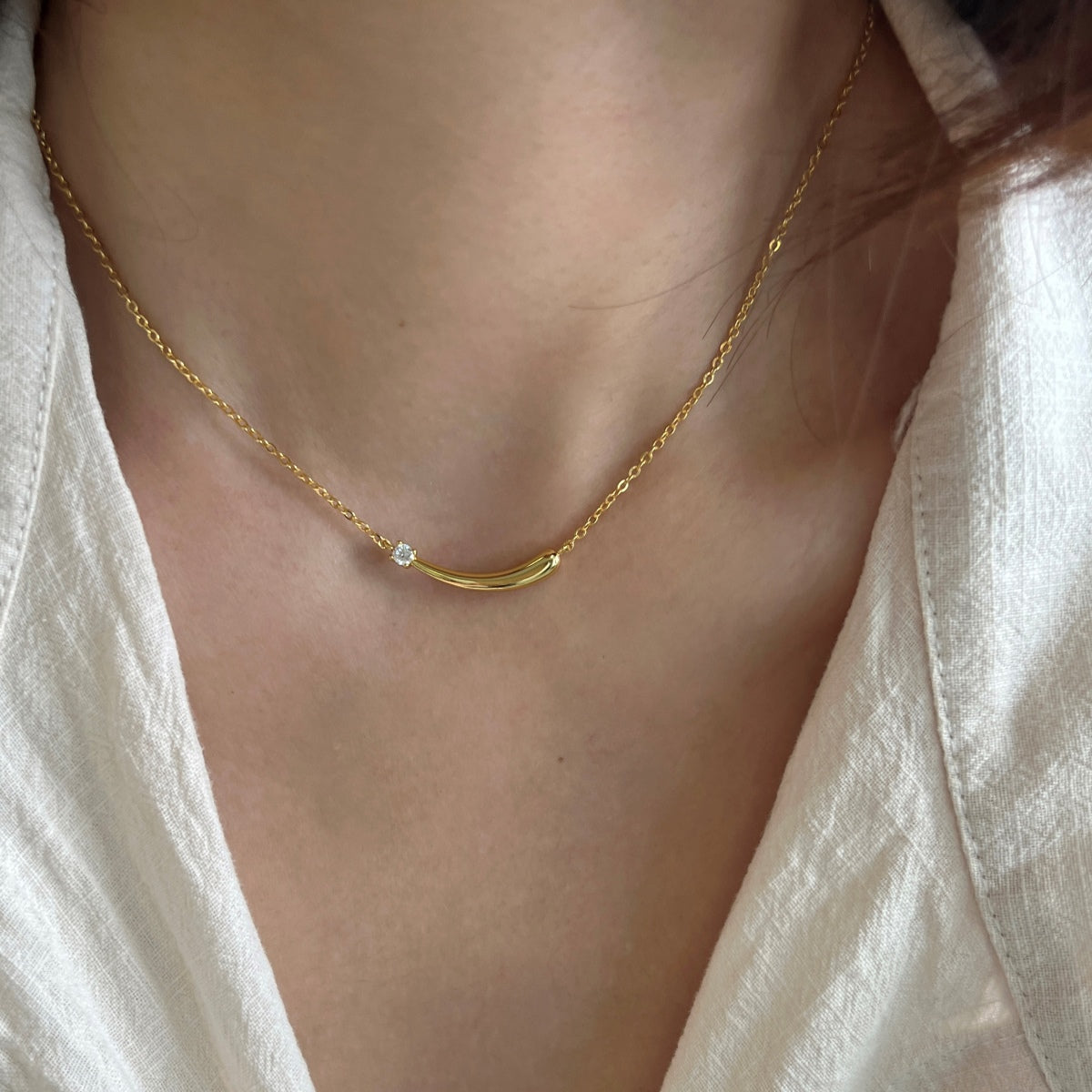 Collar con barra curva de moissanita 0,1 ct dorado