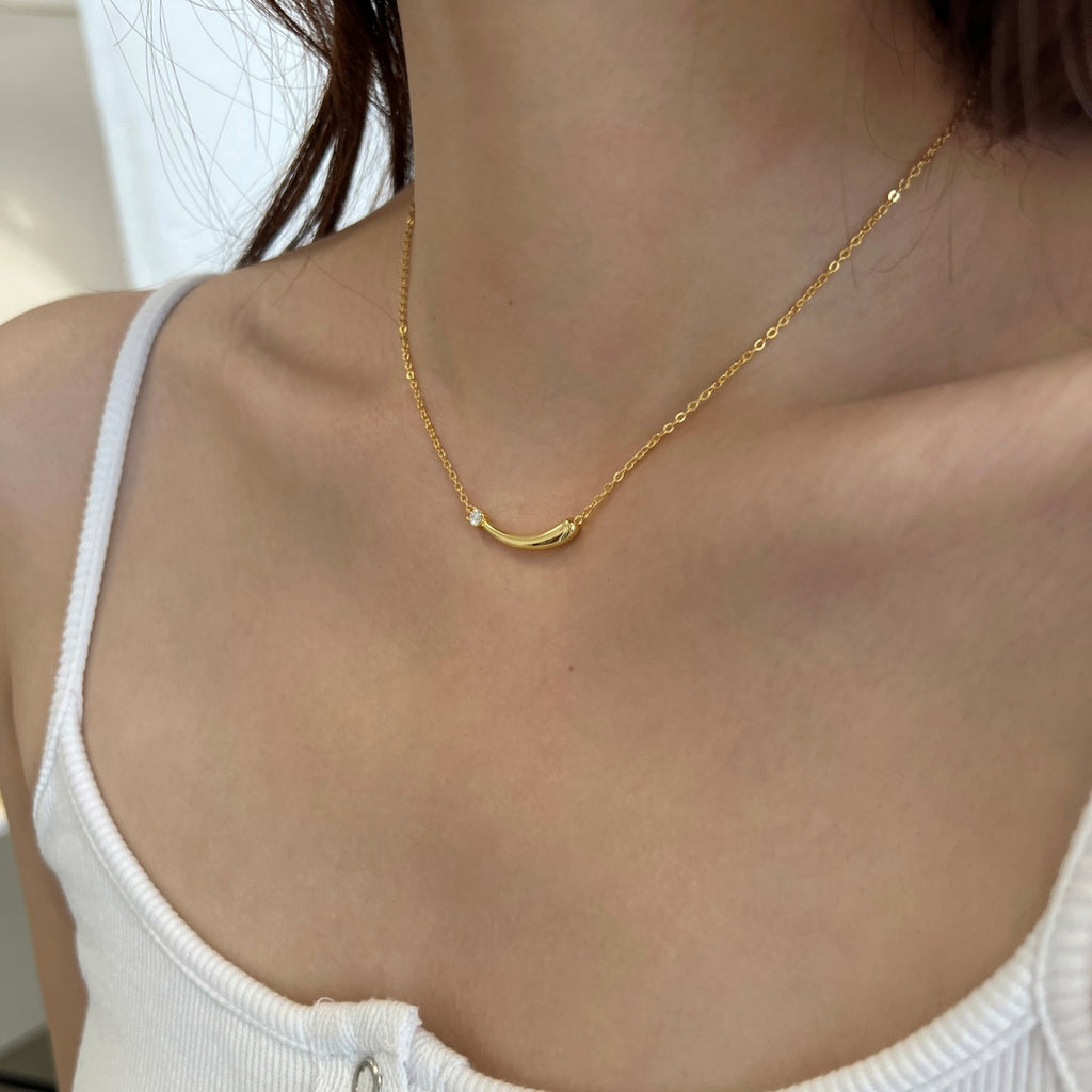 Collar con barra curva de moissanita 0,1 ct dorado