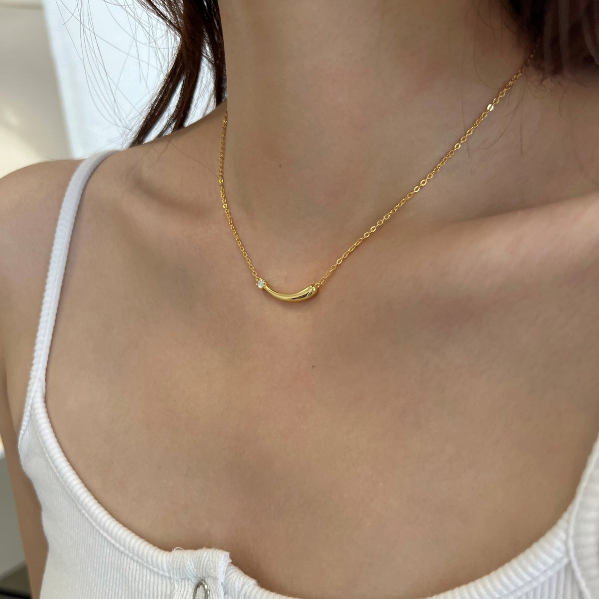 Collar con barra curva de moissanita 0,1 ct dorado