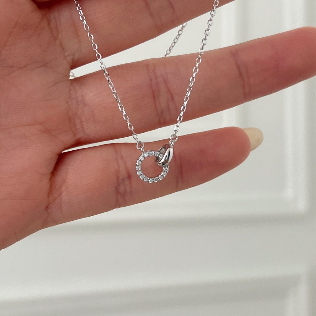 Collar con círculo de moissanitas 0,085 ct en plata