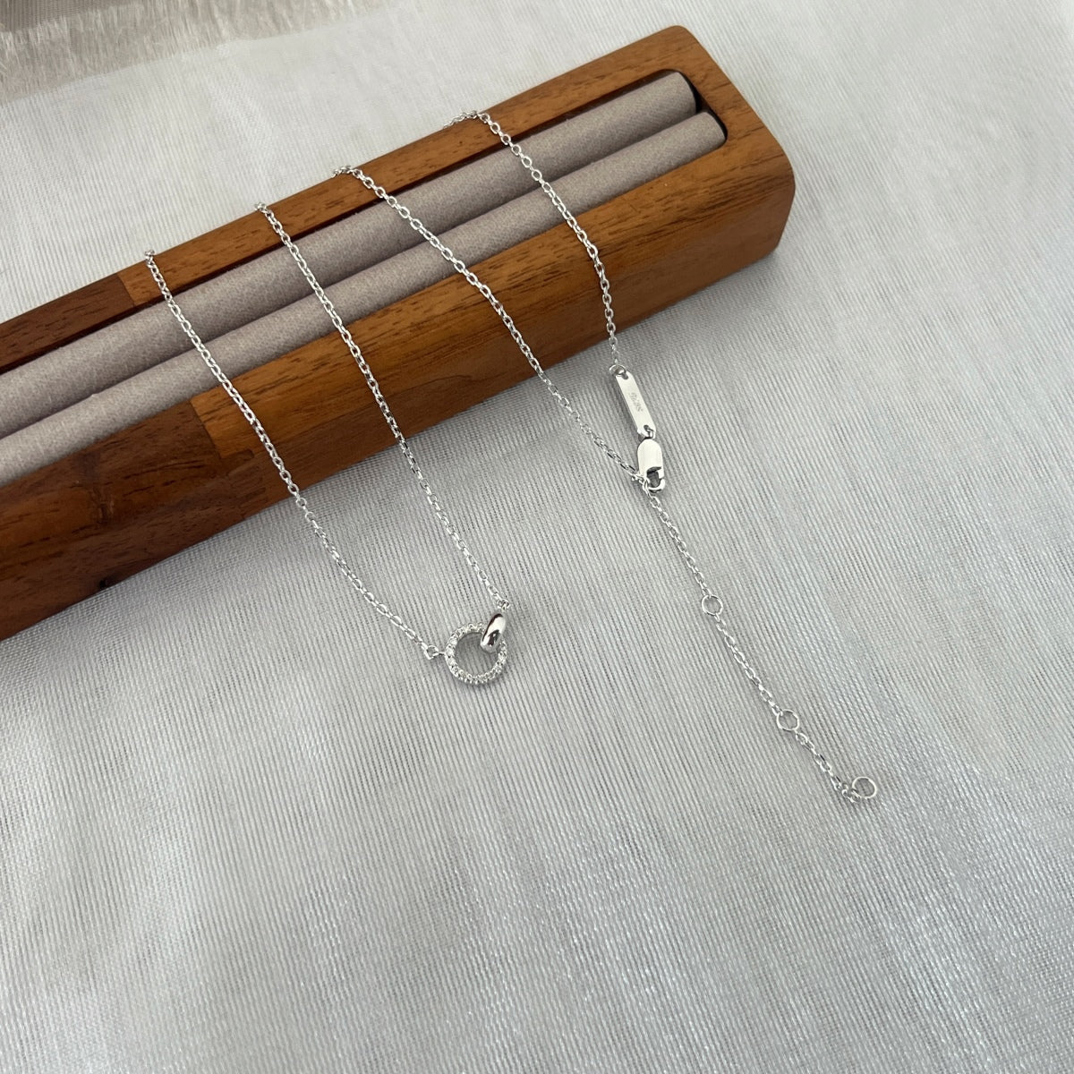 Collar con círculo de moissanitas 0,085 ct en plata