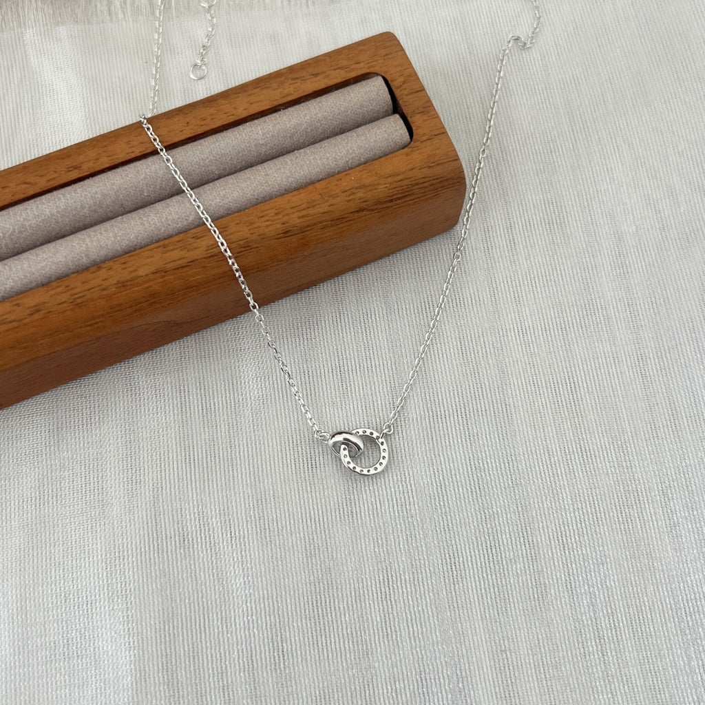 Collar con círculo de moissanitas 0,085 ct en plata