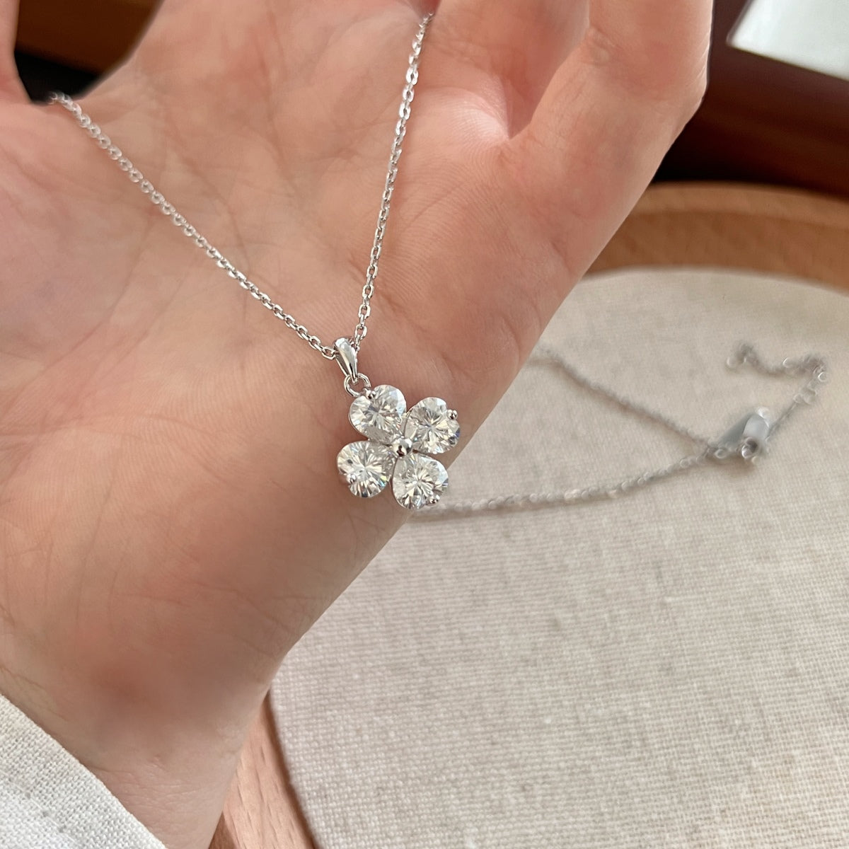 Collar con colgante floral de moissanitas 3,2 ct en plata