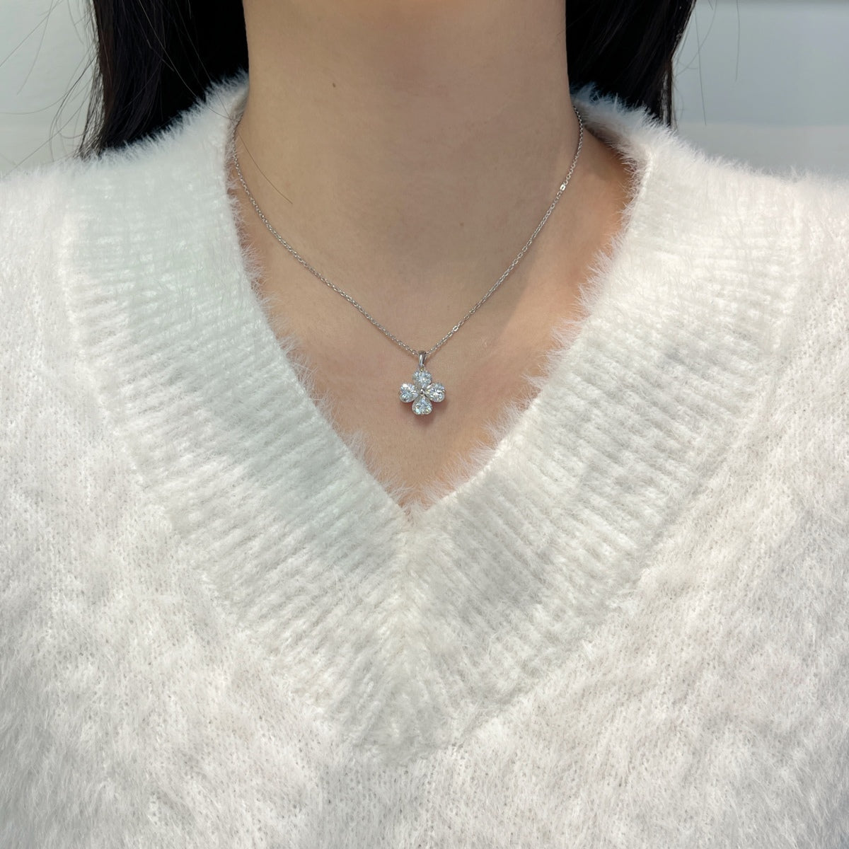 Collar con colgante floral de moissanitas 3,2 ct en plata