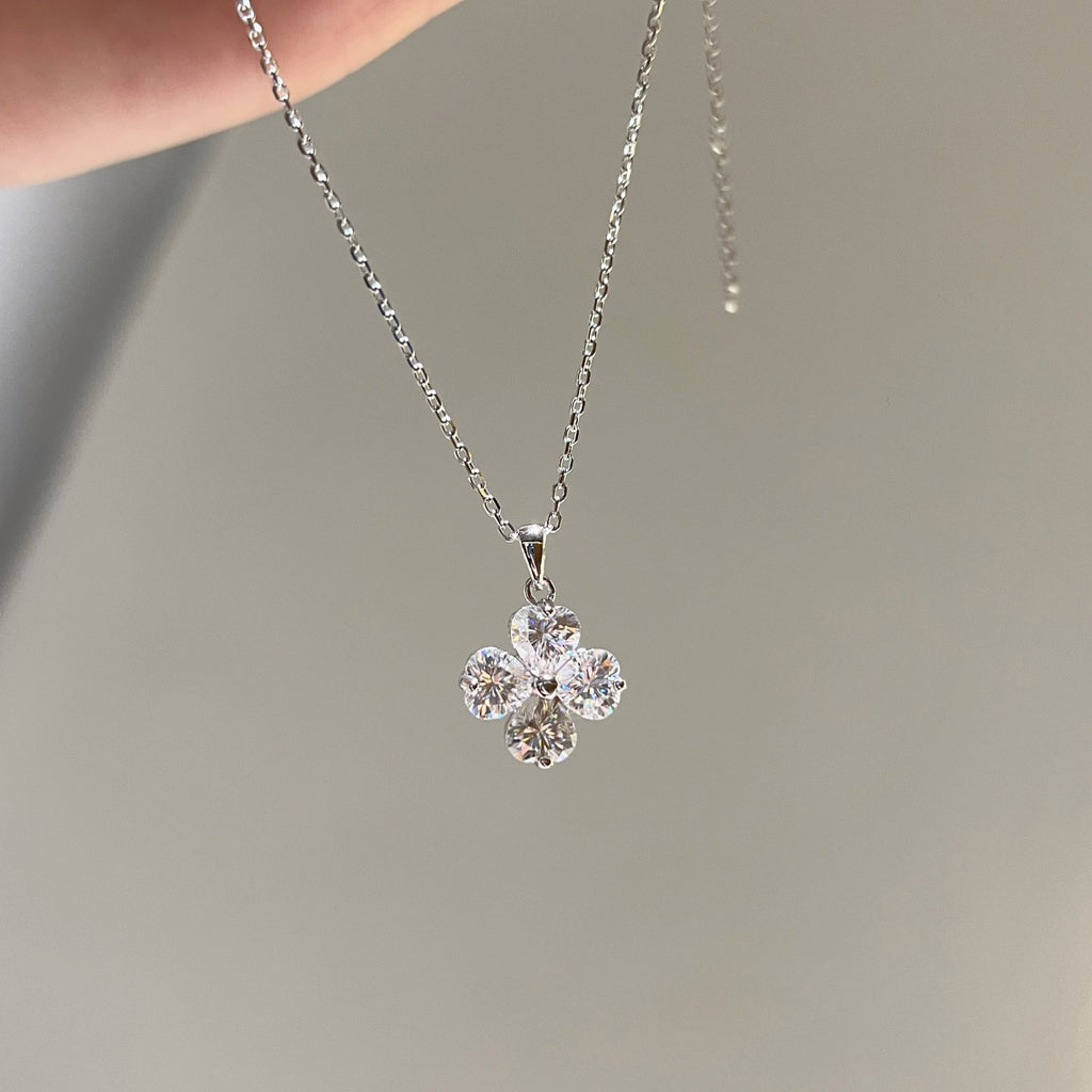 Collar con colgante floral de moissanitas 3,2 ct en plata