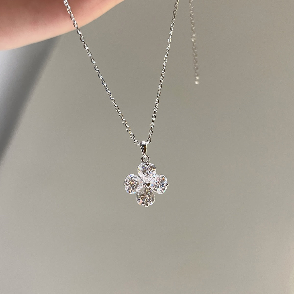 Collar con colgante floral de moissanitas 3,2 ct en plata