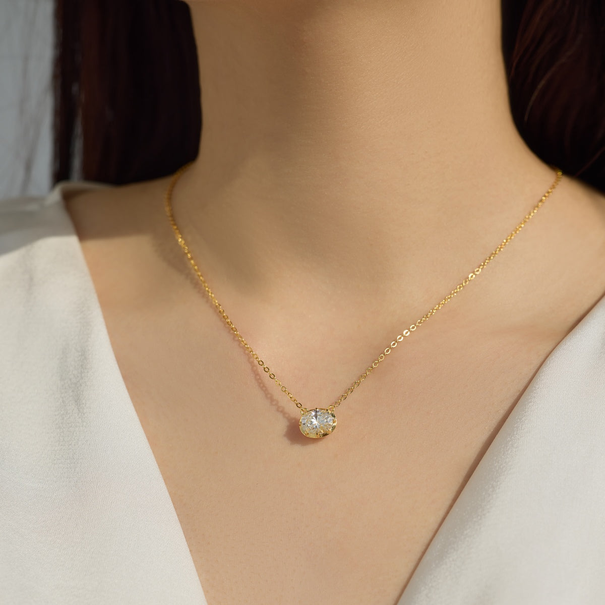 Collar con colgante oval de moissanita 2 ct dorado