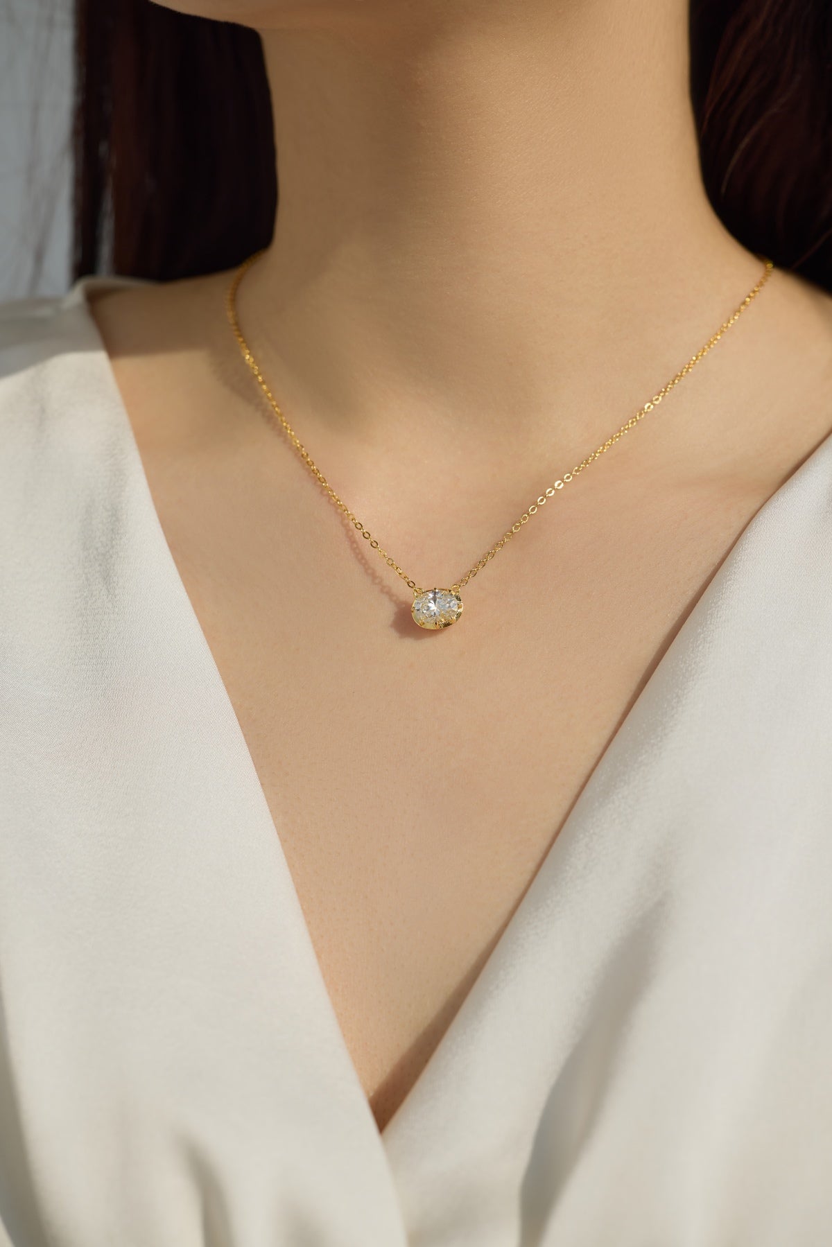 Collar con colgante oval de moissanita 2 ct dorado