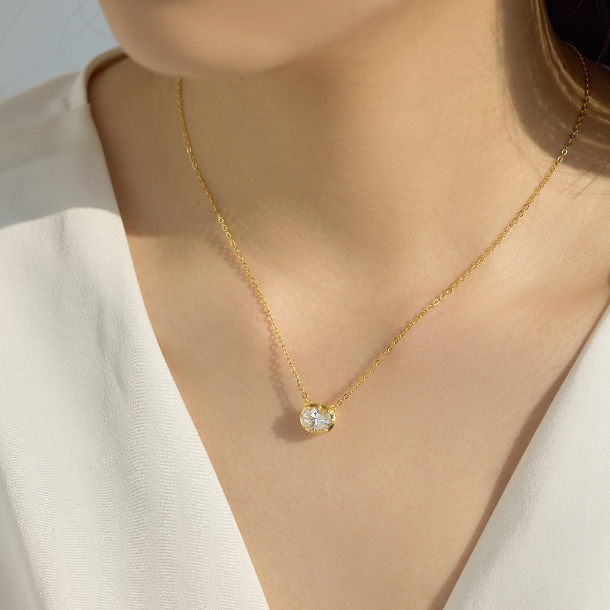 Collar con colgante oval de moissanita 2 ct dorado