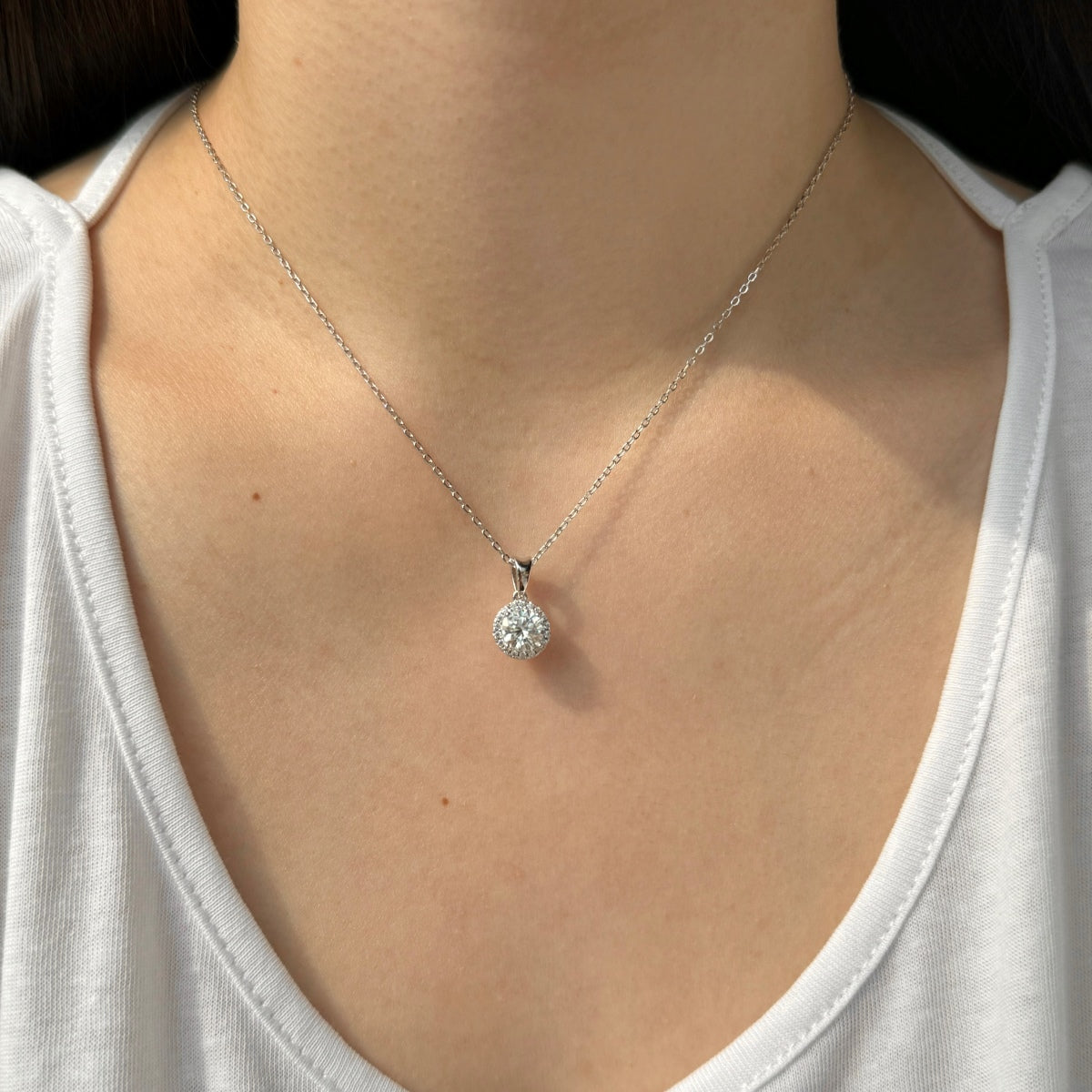 Collar con halo de moissanita 1 ct en plata