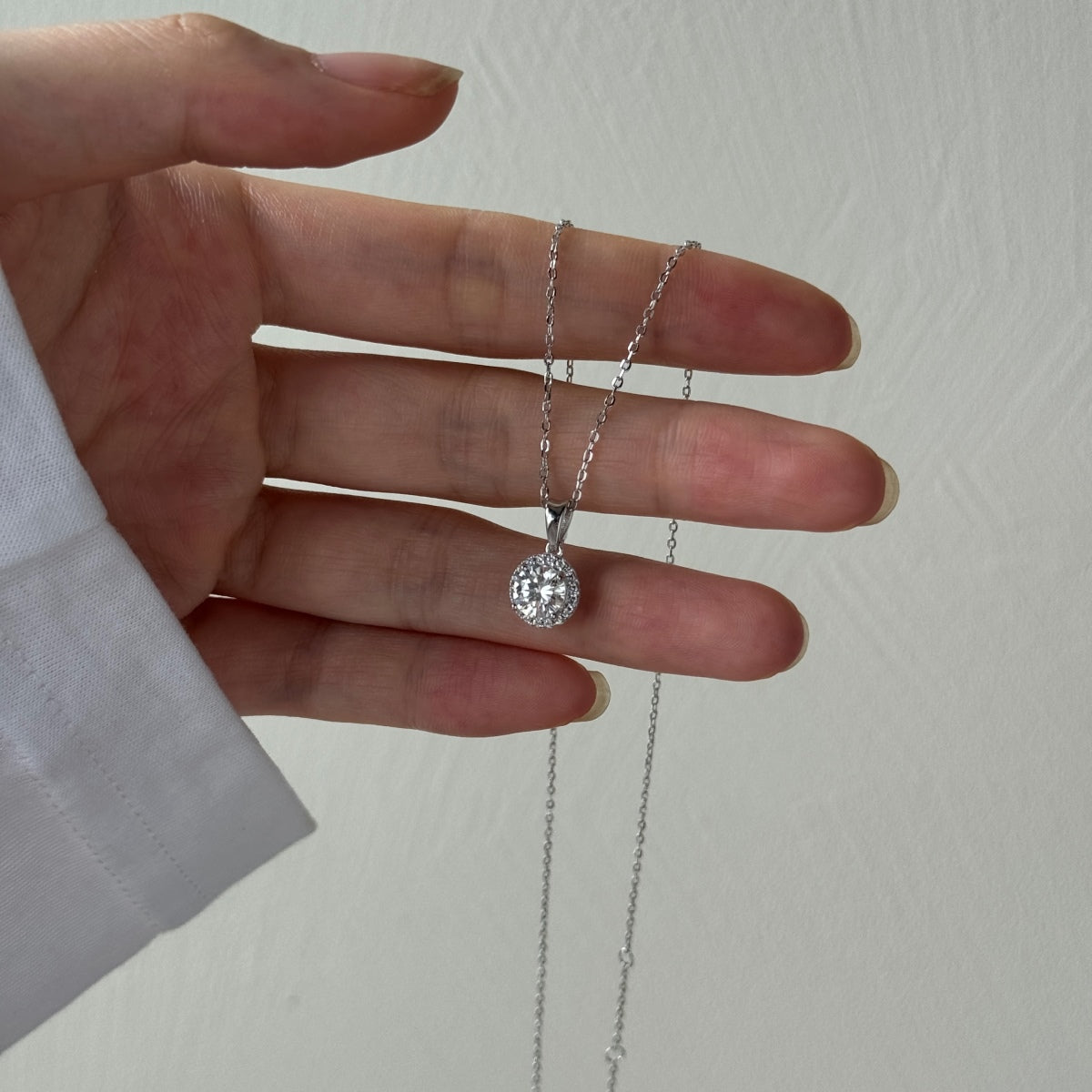 Collar con halo de moissanita 1 ct en plata