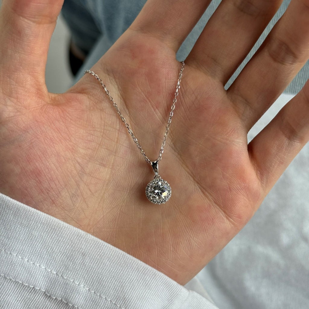 Collar con halo de moissanita 1 ct en plata
