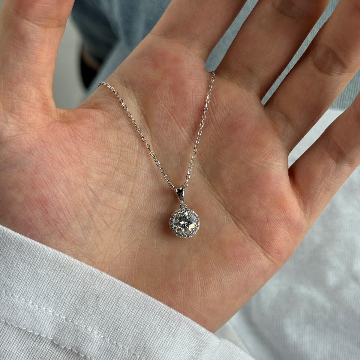 Collar con halo de moissanita 1 ct en plata