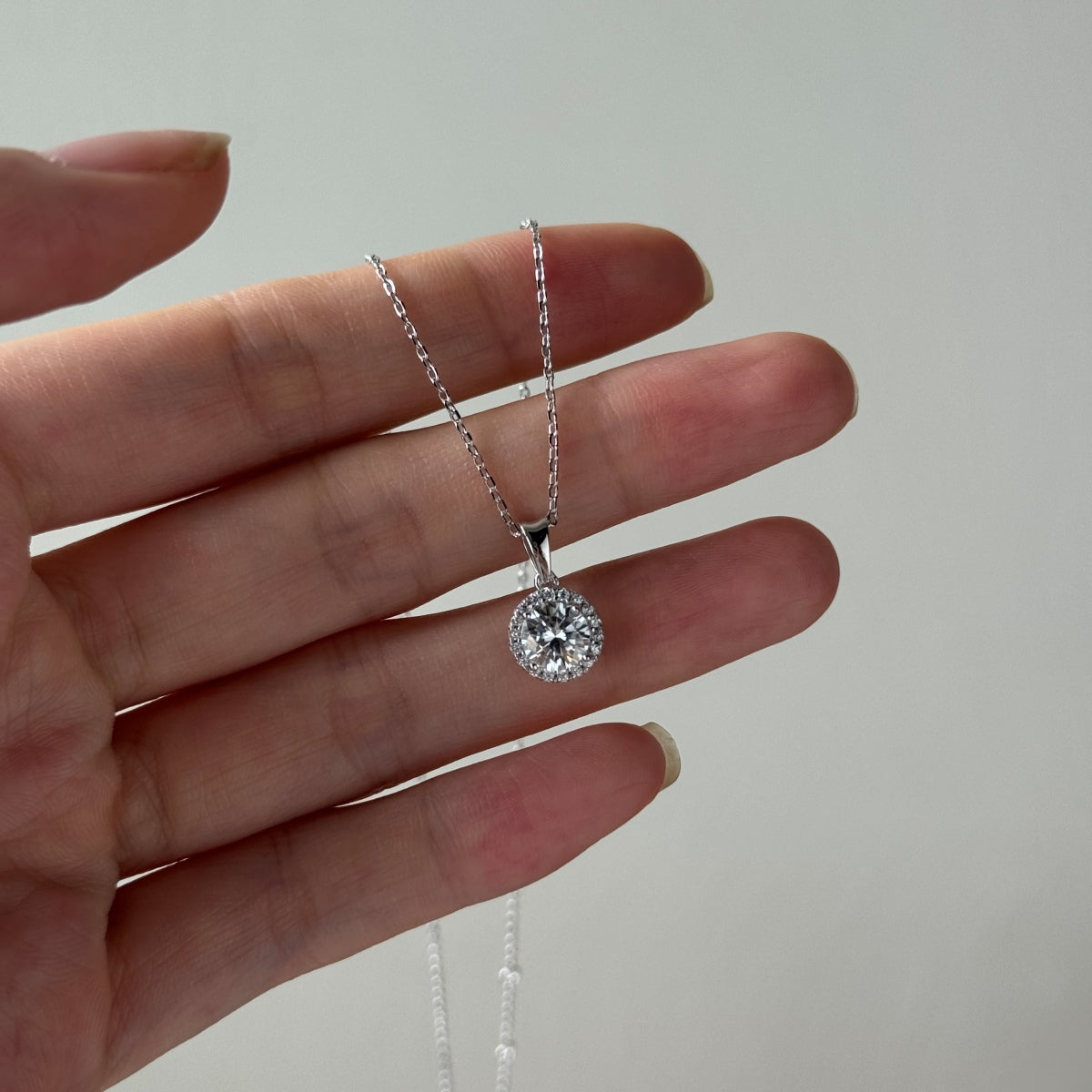Collar con halo de moissanita 1 ct en plata