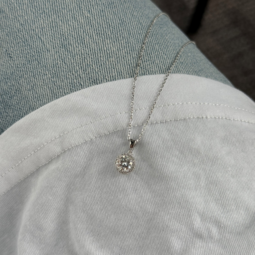 Collar con halo de moissanita 1 ct en plata