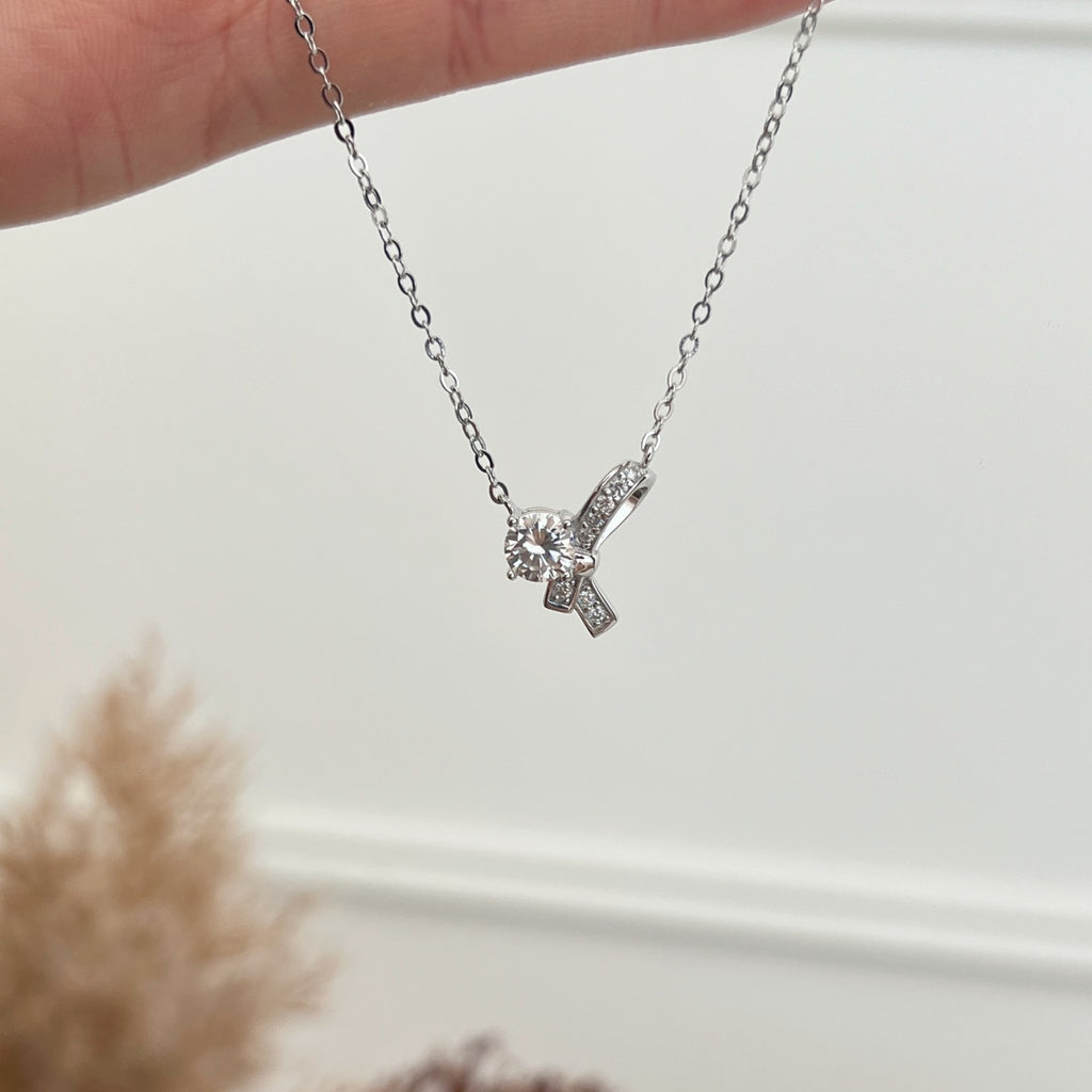 Collar con lazo de moissanita 0,696 ct en plata