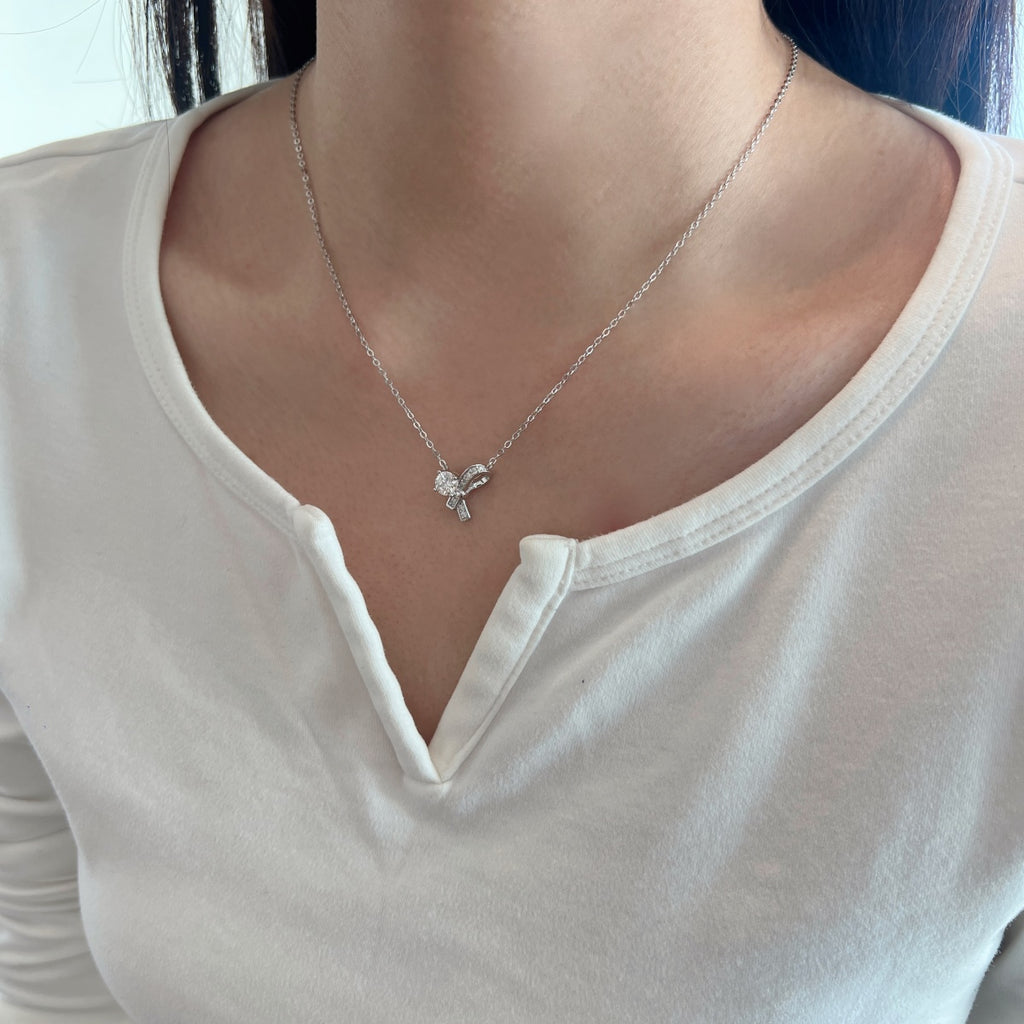 Collar con lazo de moissanita 0,696 ct en plata