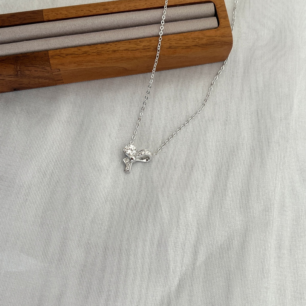 Collar con lazo de moissanita 0,696 ct en plata
