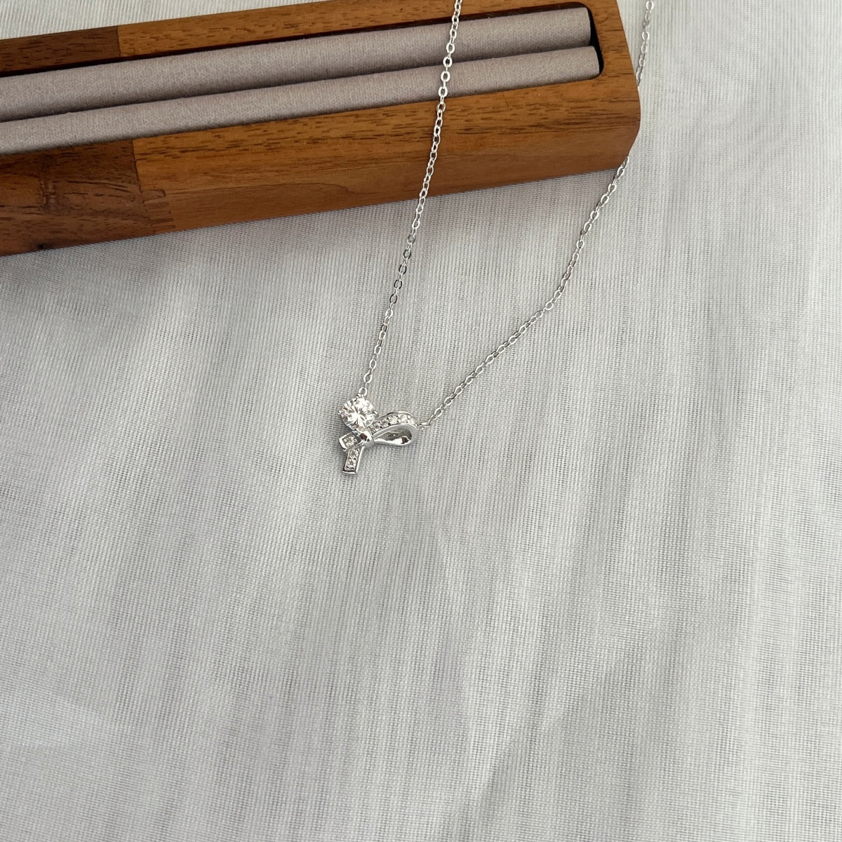 Collar con lazo de moissanita 0,696 ct en plata