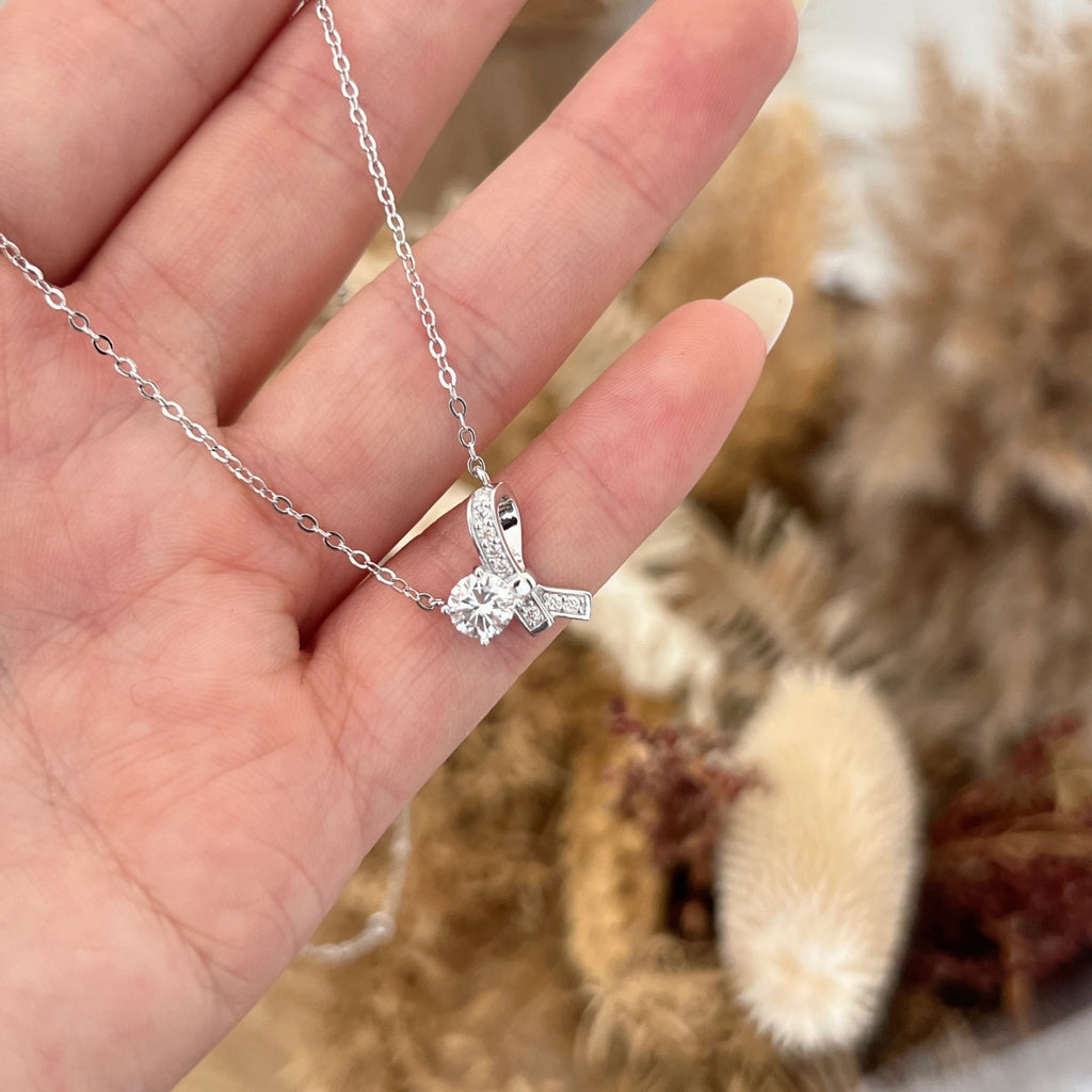 Collar con lazo de moissanita 0,696 ct en plata
