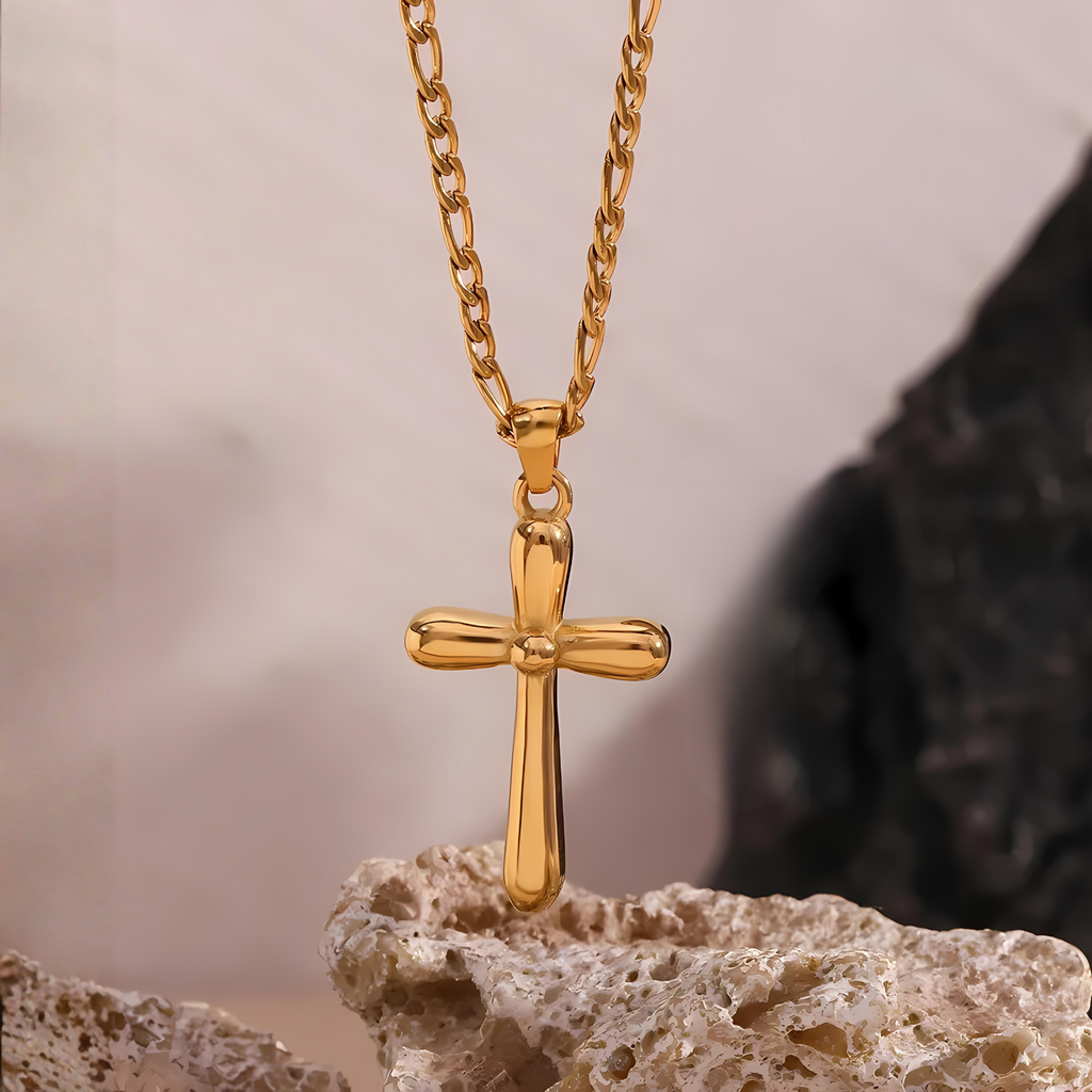 Collar con cruz en acero dorado