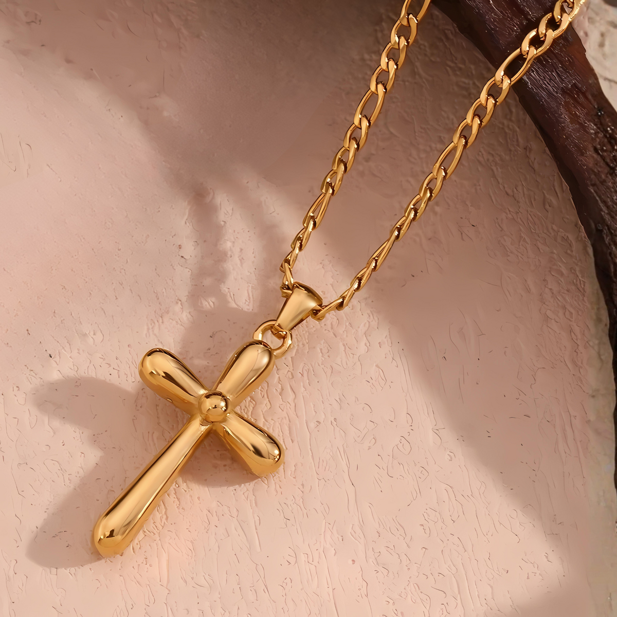 Collar con cruz en acero dorado