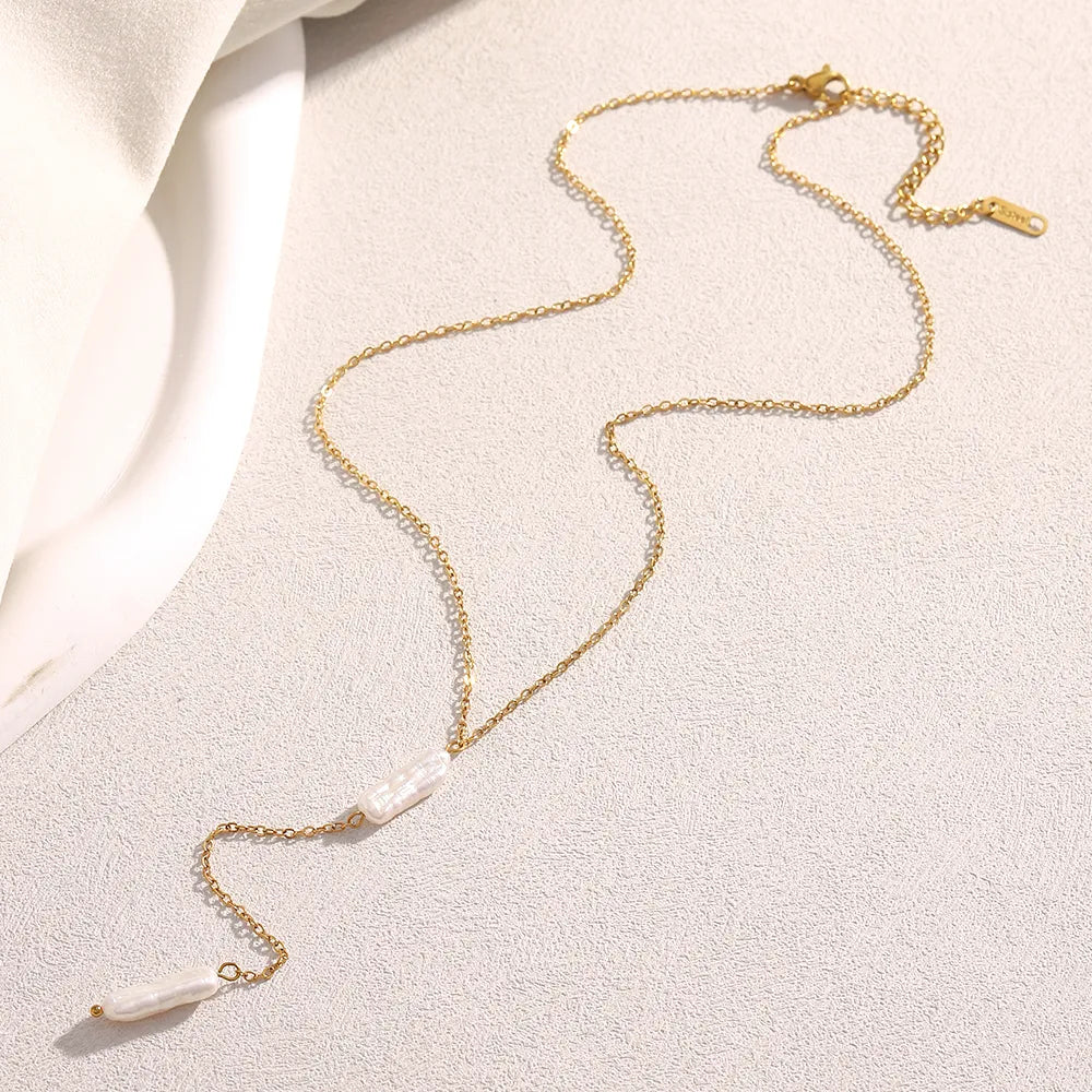 Collar tipo Y de perlas en acero dorado
