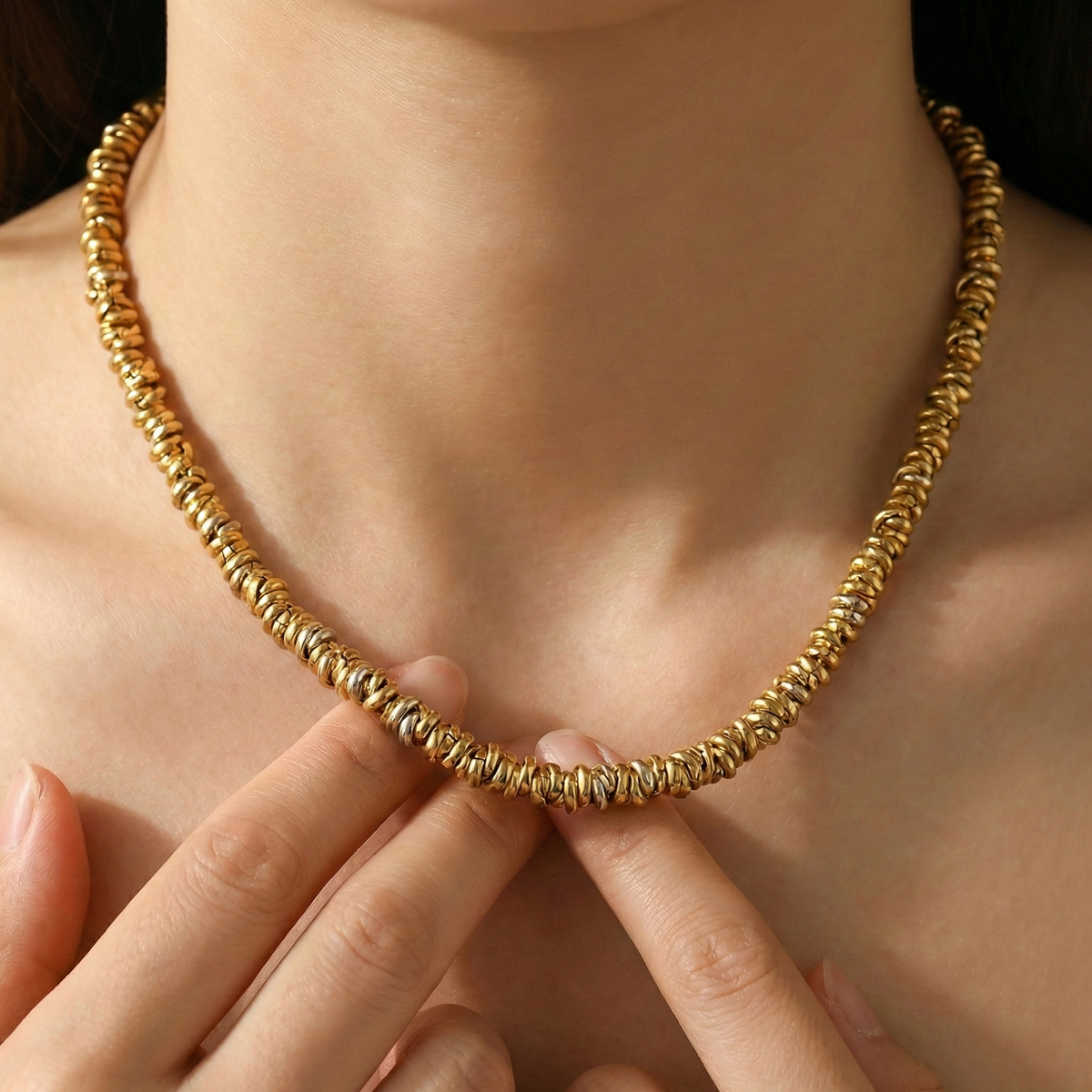 Collar de aros en acero dorado