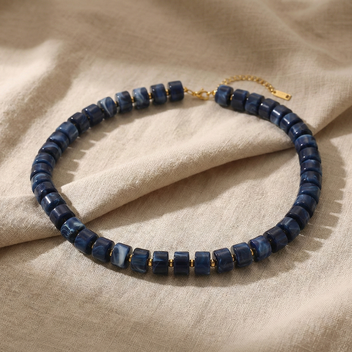 Collar de cuentas de acrílico azul en acero dorado