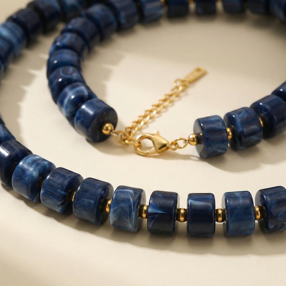 Collar de cuentas de acrílico azul en acero dorado