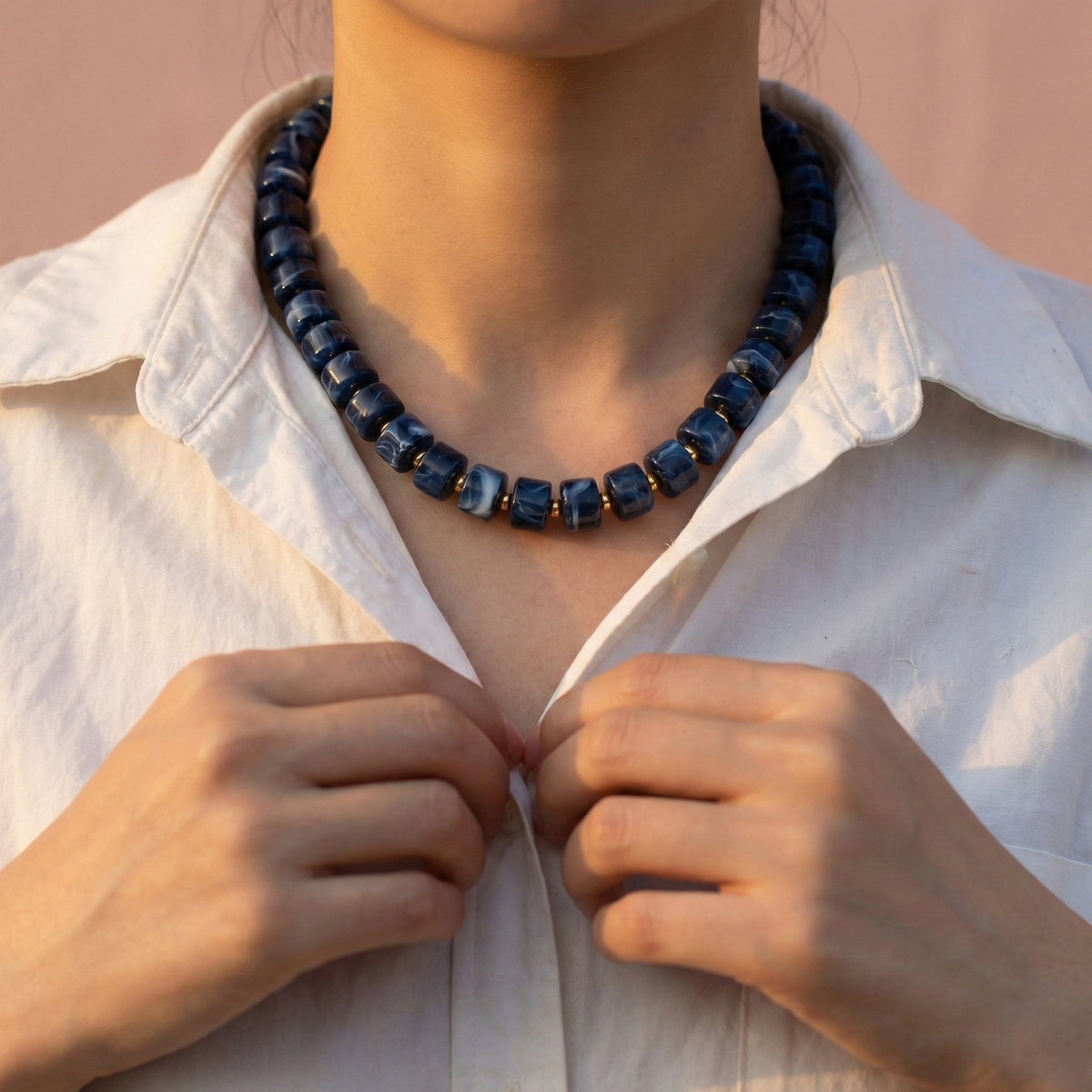 Collar de cuentas de acrílico azul en acero dorado