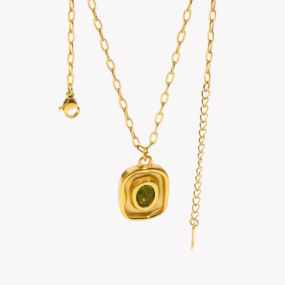 Collar con colgante ovalado de circonita en acero dorado