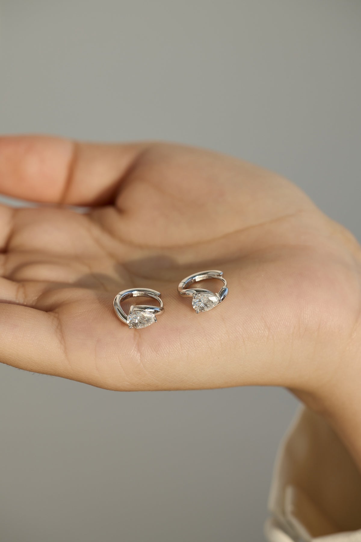 Pendientes de aro de moissanitas en plata