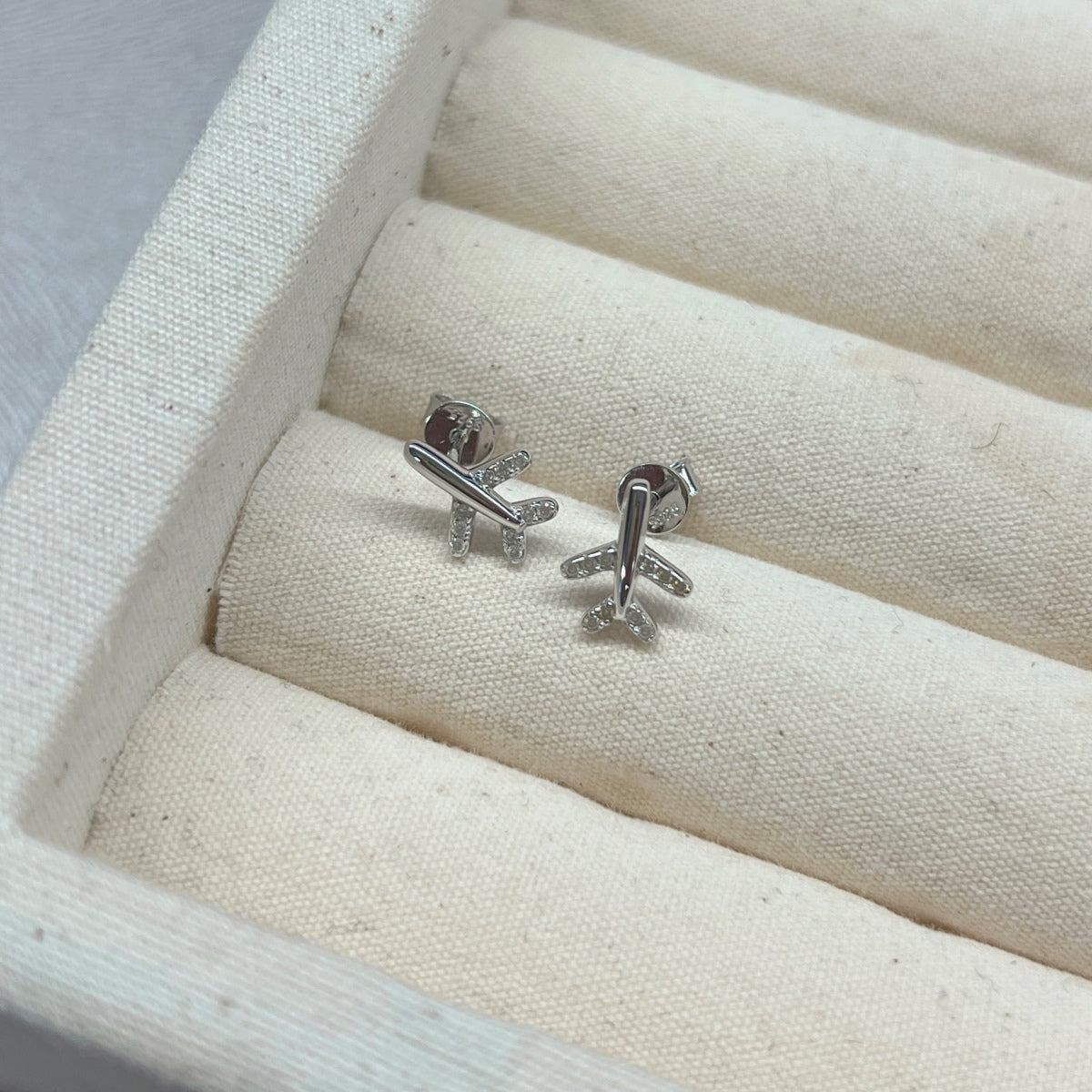 Pendientes con diseño de avión de moissanitas 0,1 ct en plata