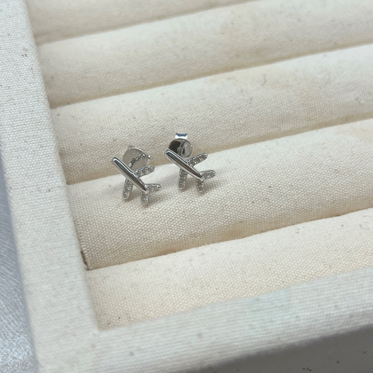 Pendientes con diseño de avión de moissanitas 0,1 ct en plata