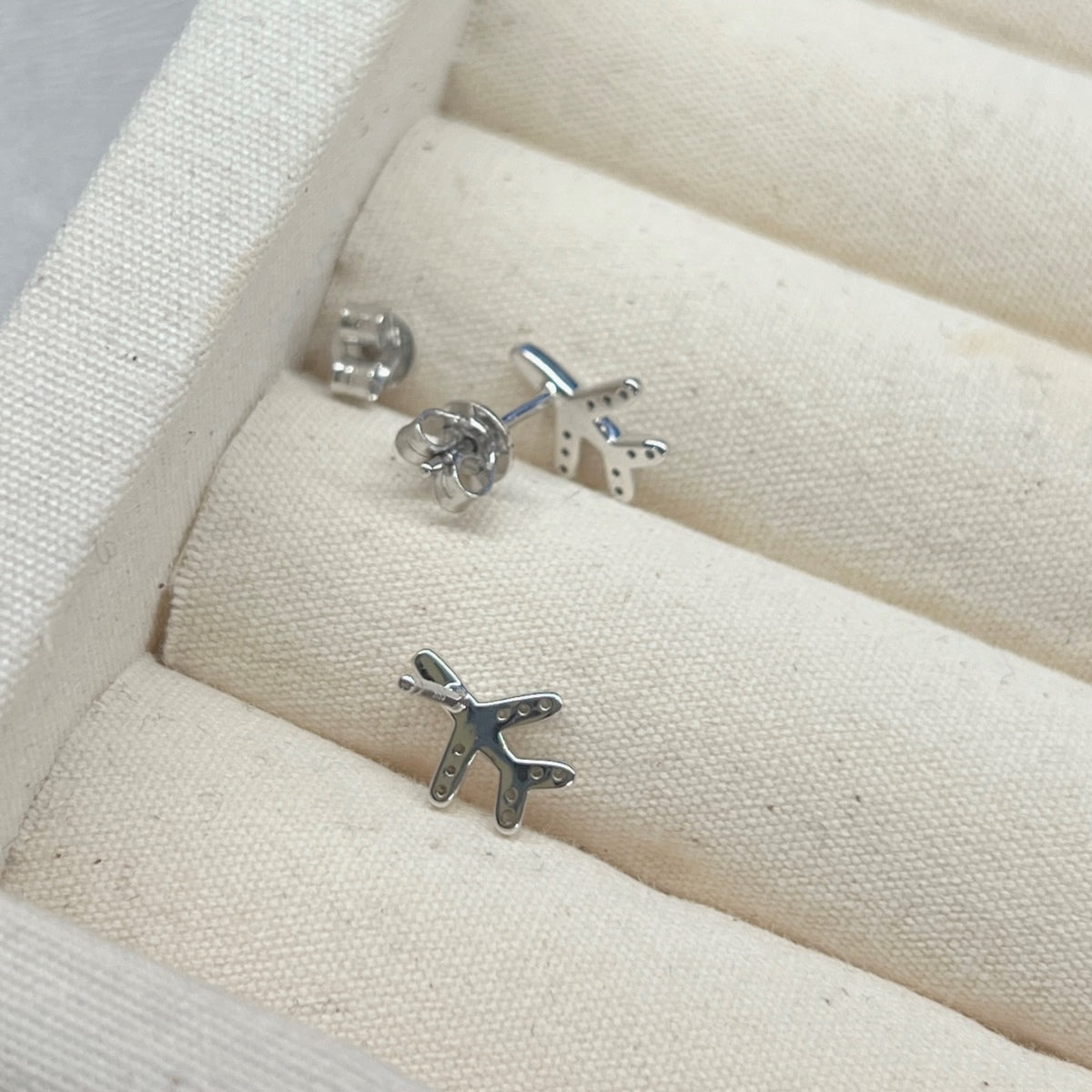 Pendientes con diseño de avión de moissanitas 0,1 ct en plata
