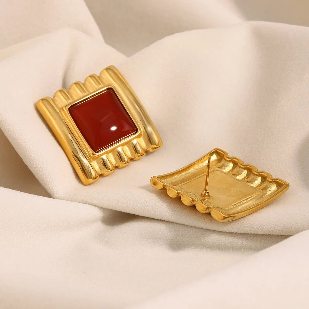 Pendientes cuadrados con centro rojo en acero dorado