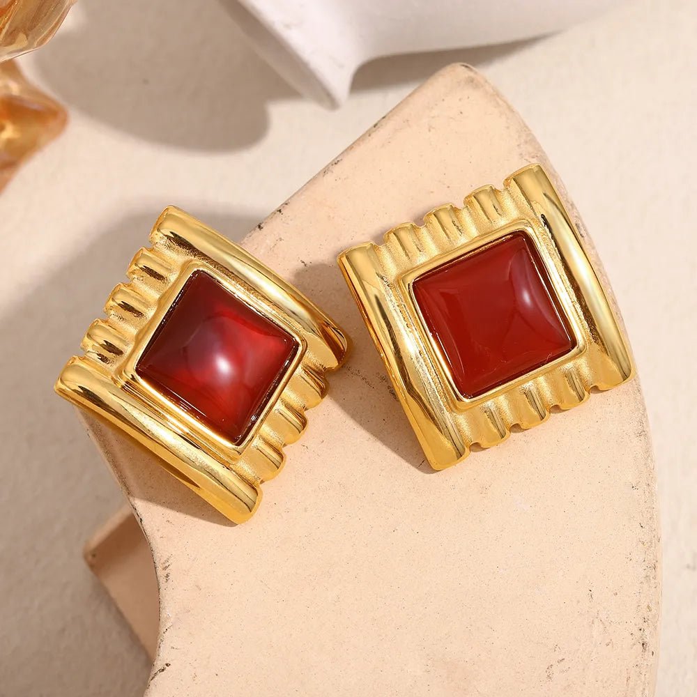 Pendientes cuadrados con centro rojo en acero dorado