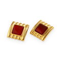 Pendientes cuadrados con centro rojo en acero dorado