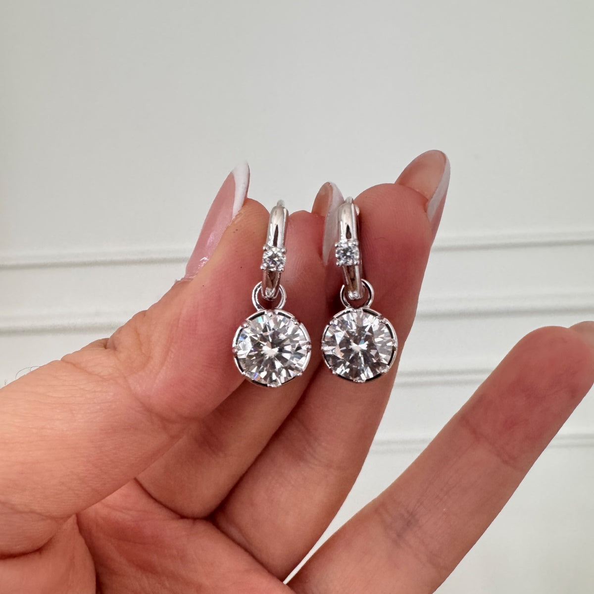 Pendientes de aro colgante de moissanitas 4,12 ct dorados