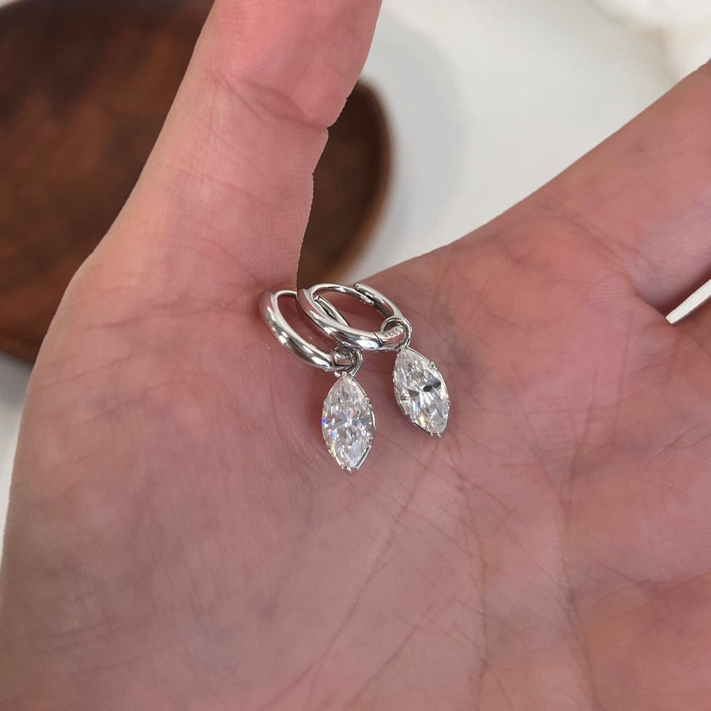 Pendientes de aro de moissanitas 2 ct en plata
