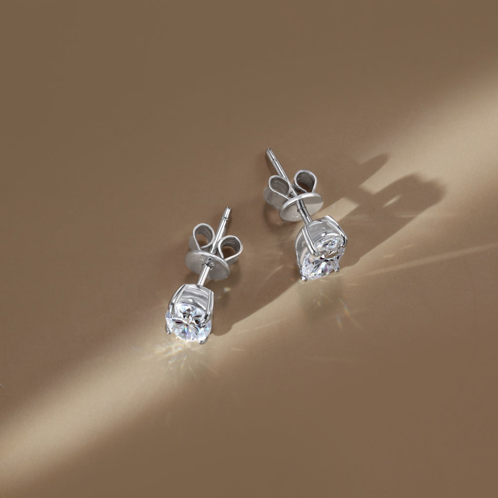Pendientes de botón de moissanitas 2 ct en plata