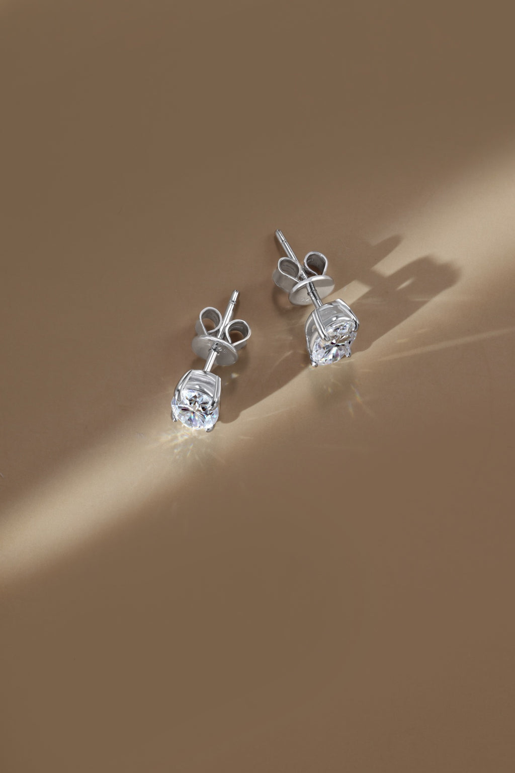 Pendientes de botón de moissanitas 2 ct en plata